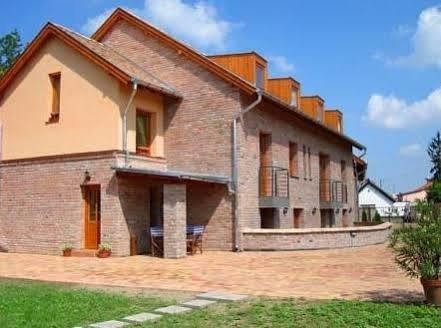 Vararok Apartman Gyula Exterior photo